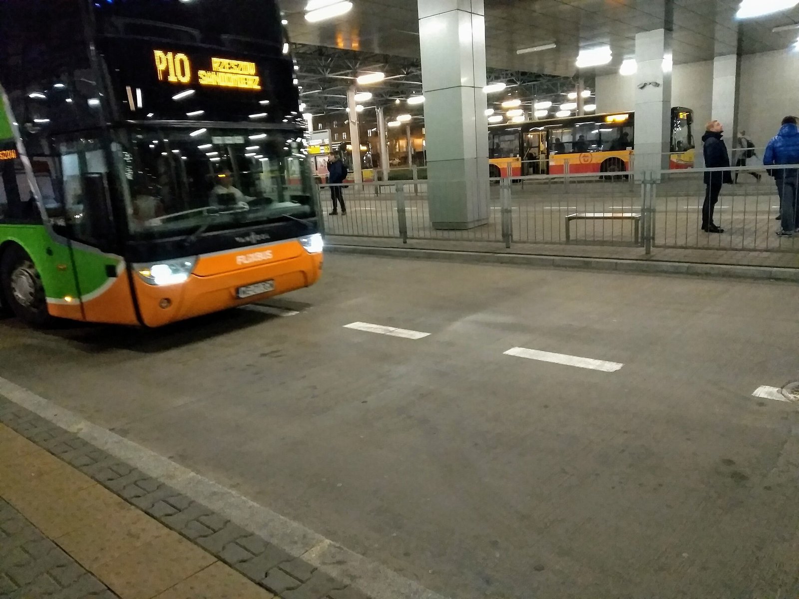 Автобусный терминал Метро Млоцины в Варшаве