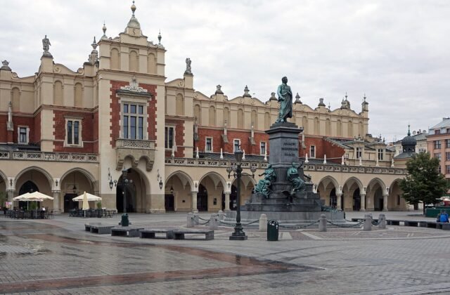 Суконные ряды на Рыночной площади Кракова
